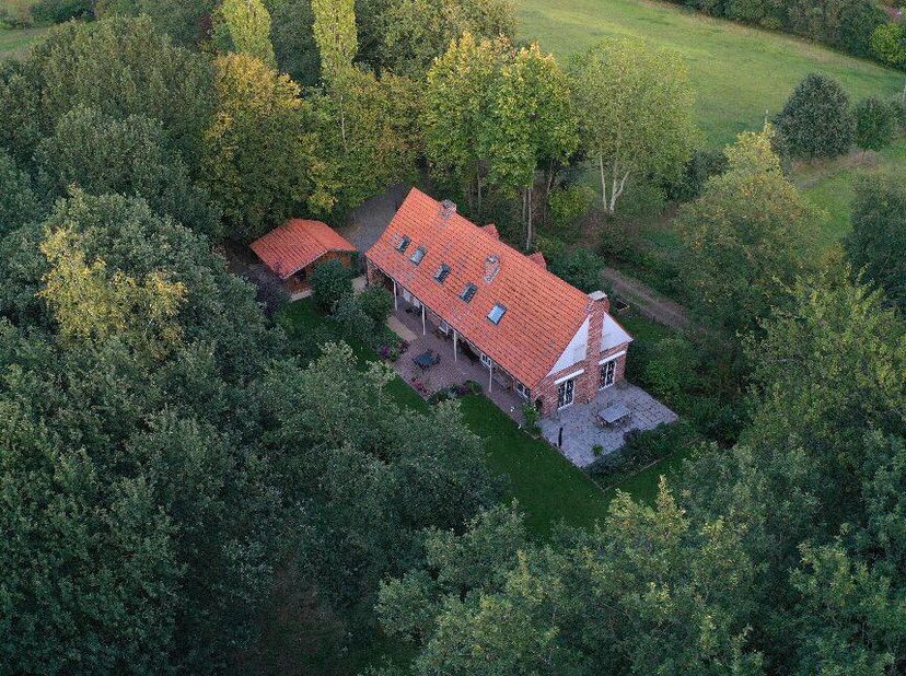 Zeer rustig en idyllisch gelegen landhuis te koop in Heist-op-den-Berg.&lt;br /&gt;
Volledig gelegen tussen het groen aan het einde van een doodlopende zand